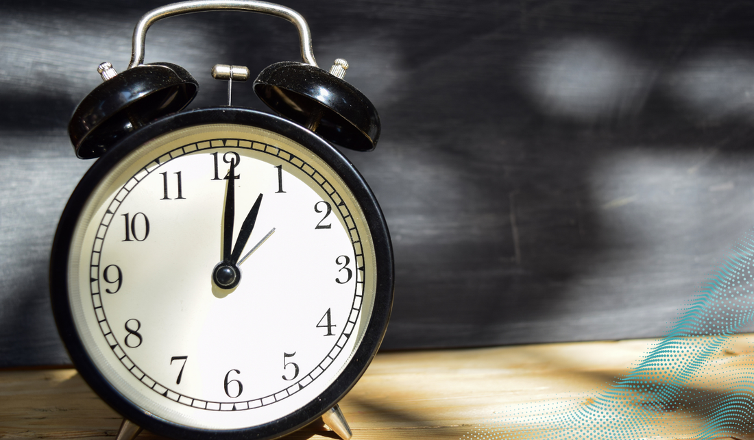 A clock showing the time as 1 o'clock
