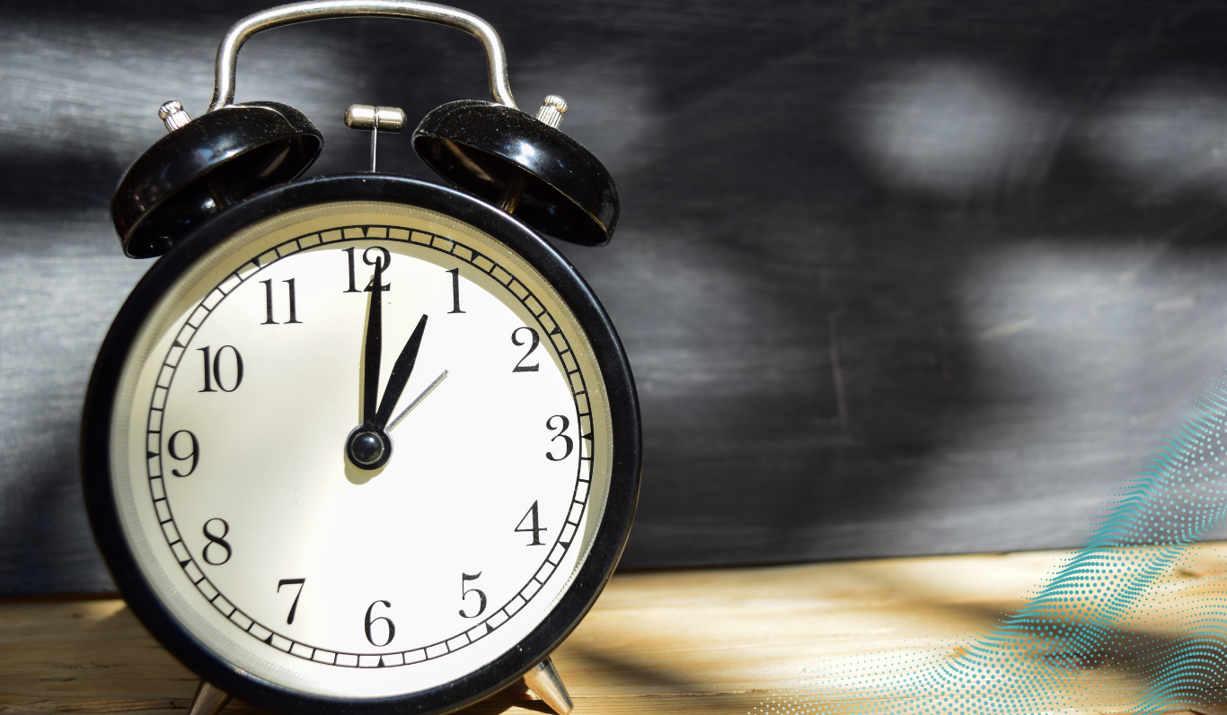 A clock showing the time as 1 o'clock
